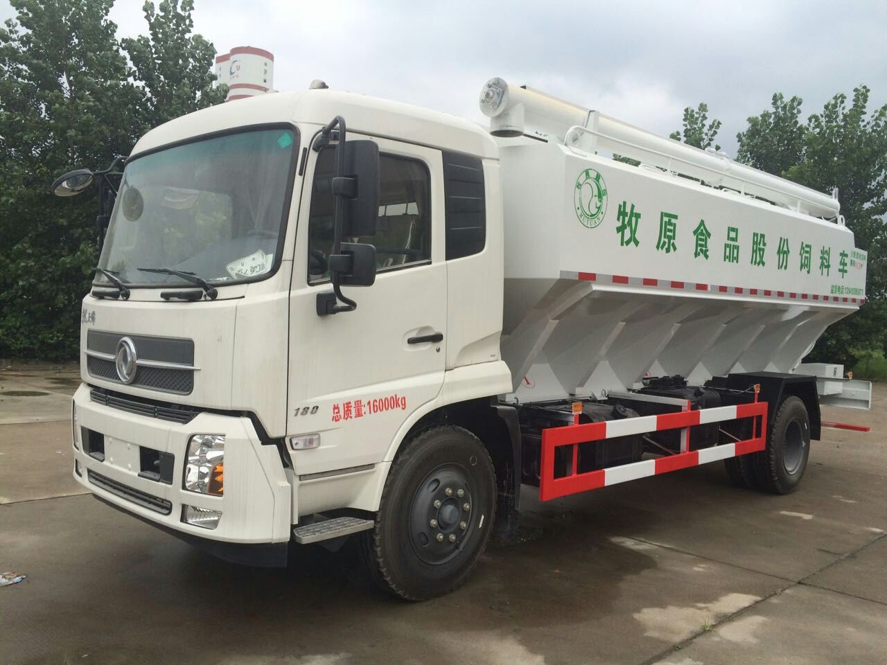 東風(fēng)20噸散裝飼料車(chē)價(jià)格、廠家直銷(xiāo)與大型飼料車(chē)銷(xiāo)售解析